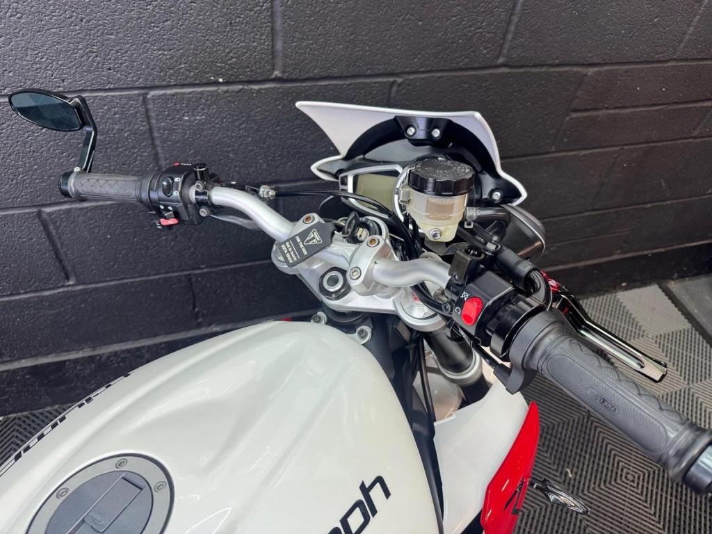 TRIUMPH STREET TRIPLE 675