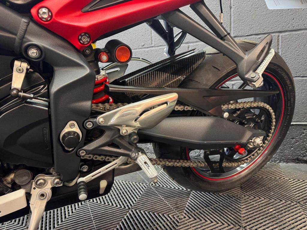 TRIUMPH STREET TRIPLE 675