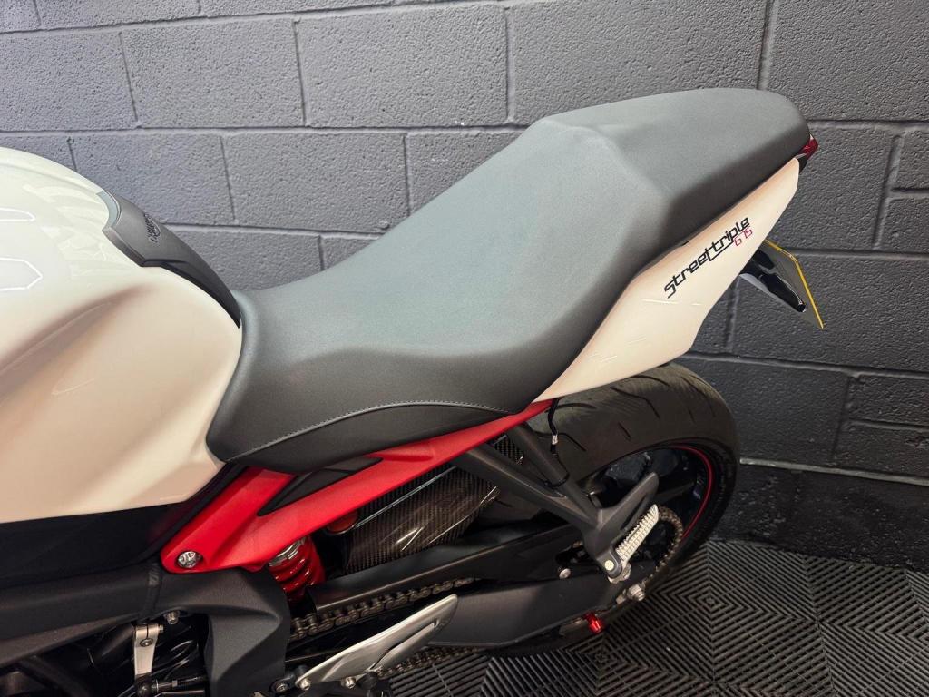 TRIUMPH STREET TRIPLE 675