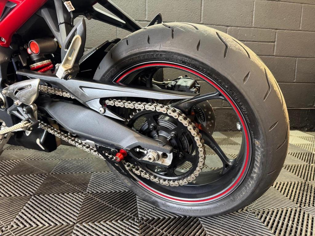 TRIUMPH STREET TRIPLE 675