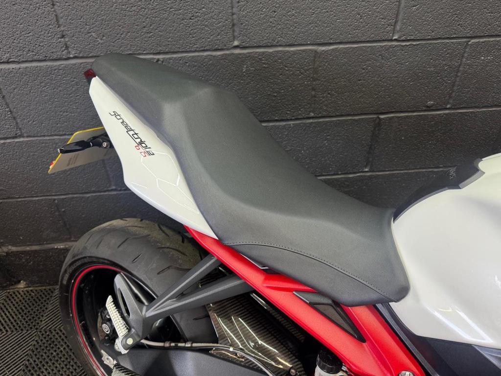 TRIUMPH STREET TRIPLE 675