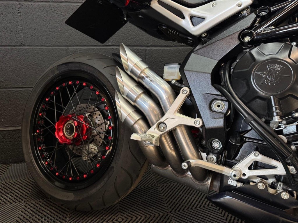 MV AGUSTA BRUTALE 800