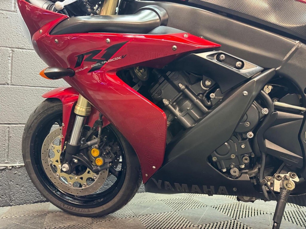 YAMAHA R1
