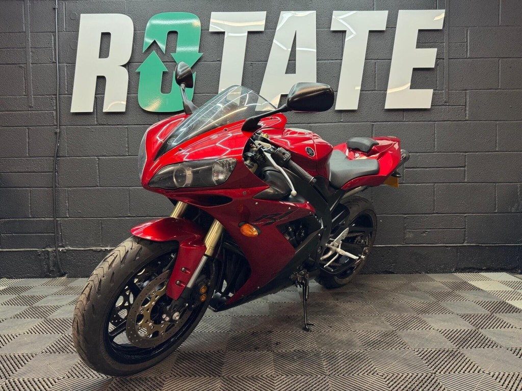 YAMAHA R1