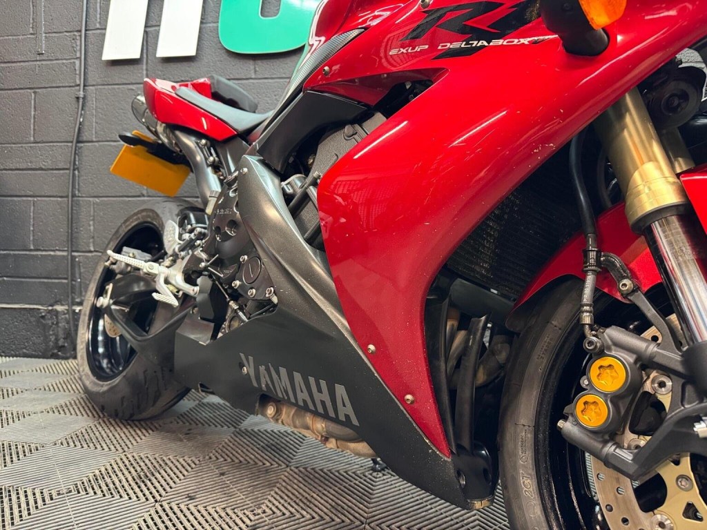 YAMAHA R1