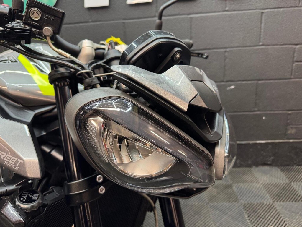 TRIUMPH STREET TRIPLE 765