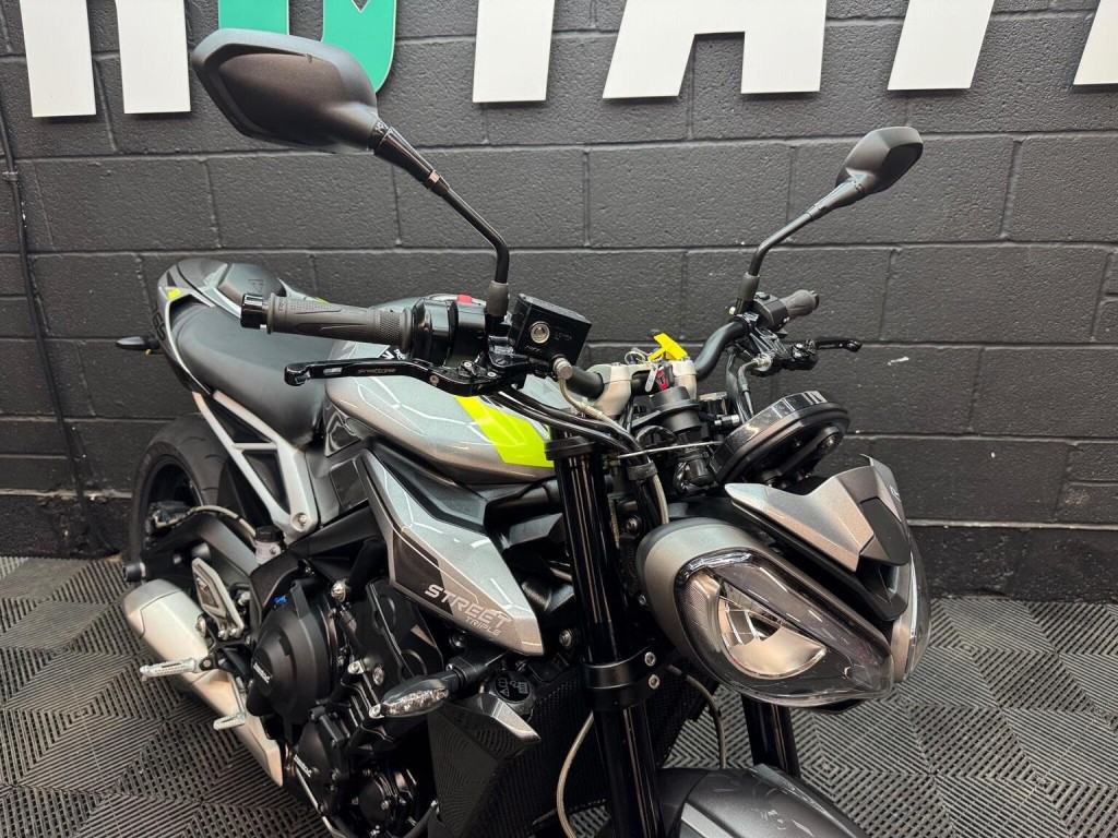 TRIUMPH STREET TRIPLE 765