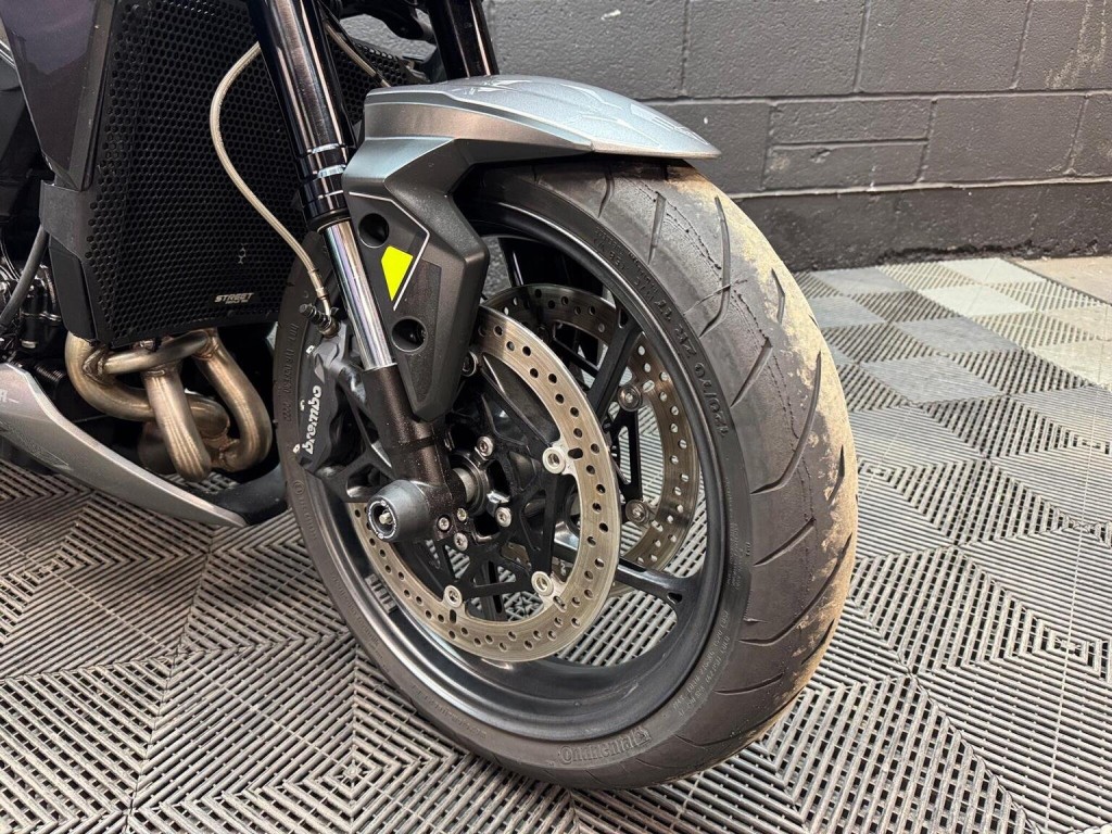 TRIUMPH STREET TRIPLE 765