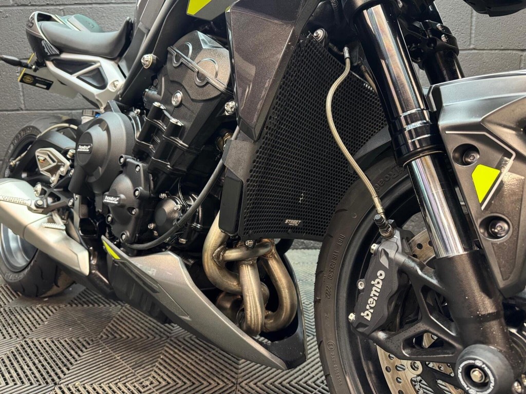 TRIUMPH STREET TRIPLE 765