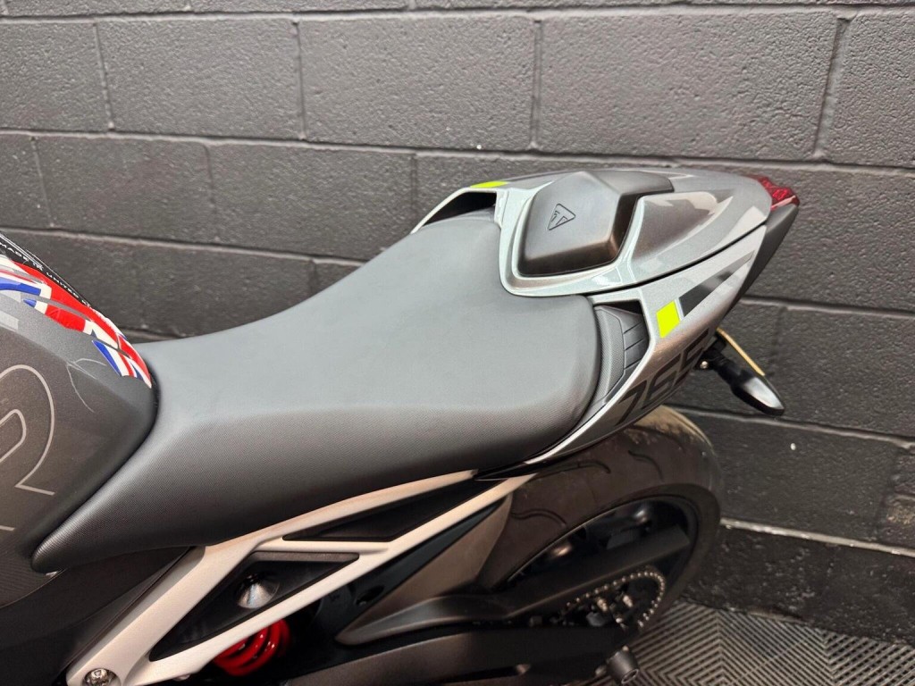 TRIUMPH STREET TRIPLE 765