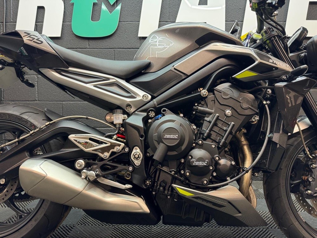 TRIUMPH STREET TRIPLE 765