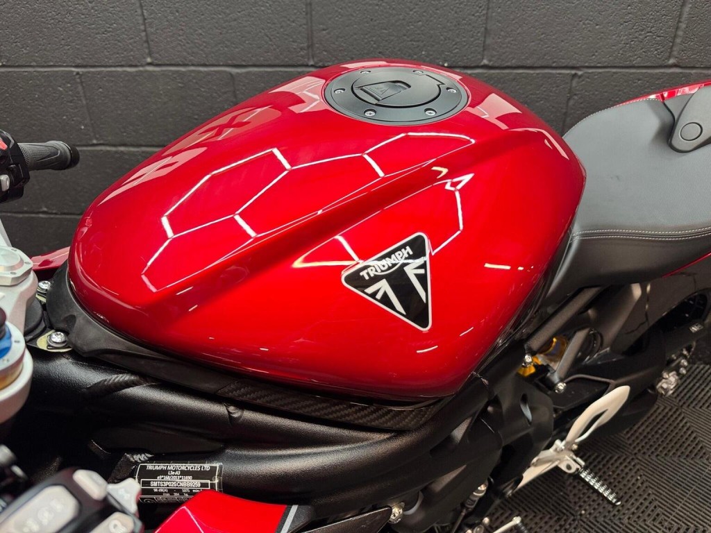 TRIUMPH SPEED TRIPLE 1200