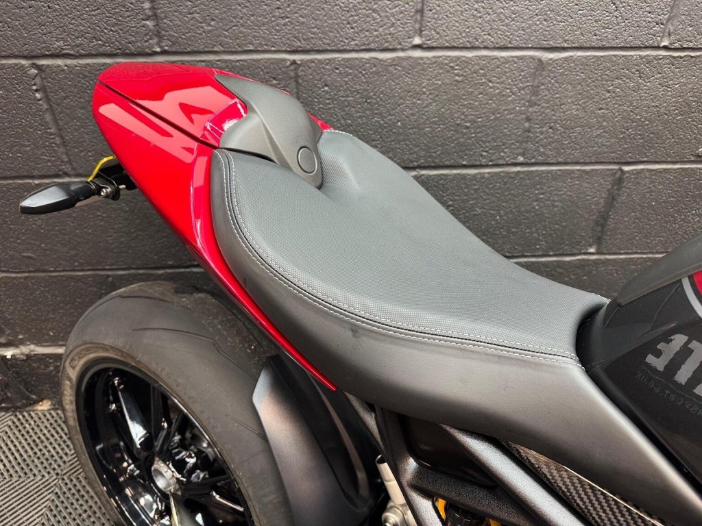 TRIUMPH SPEED TRIPLE 1200