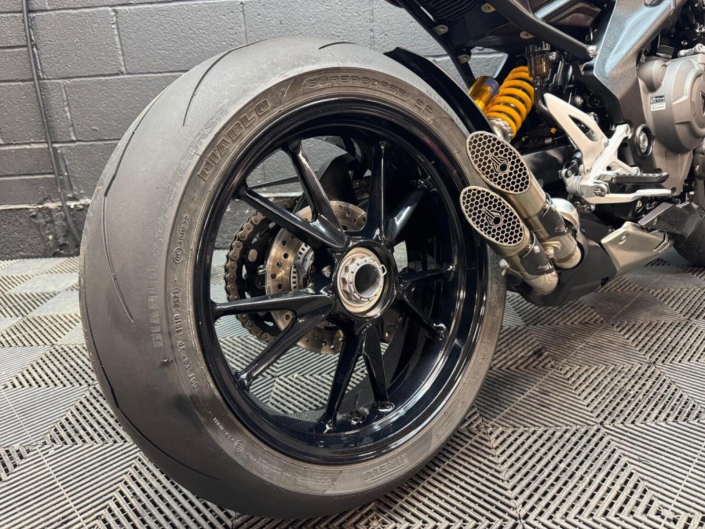 TRIUMPH SPEED TRIPLE 1200