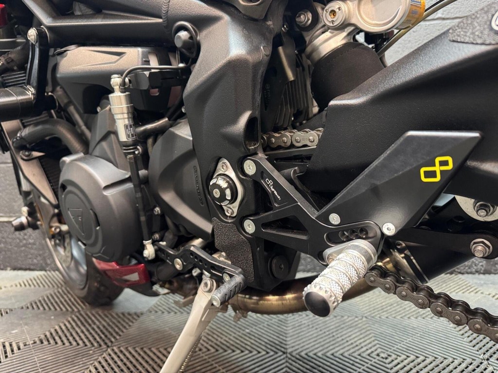 TRIUMPH STREET TRIPLE 765