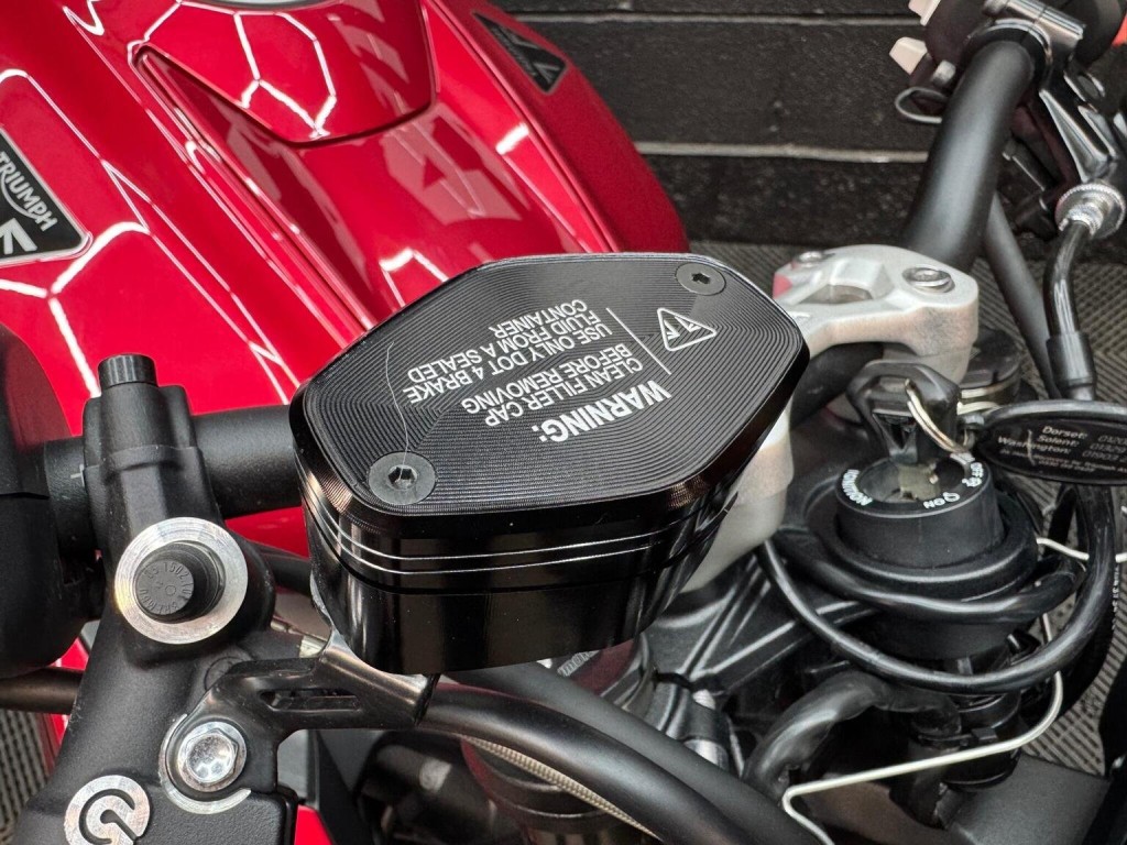 TRIUMPH STREET TRIPLE 765