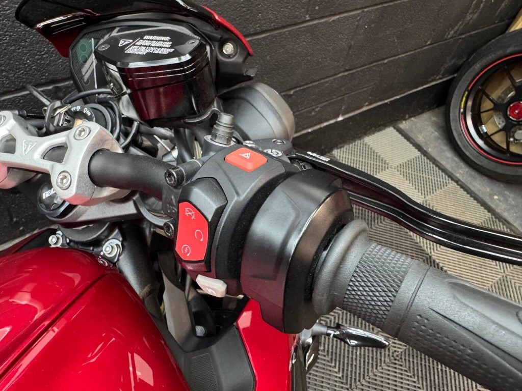 TRIUMPH STREET TRIPLE 765