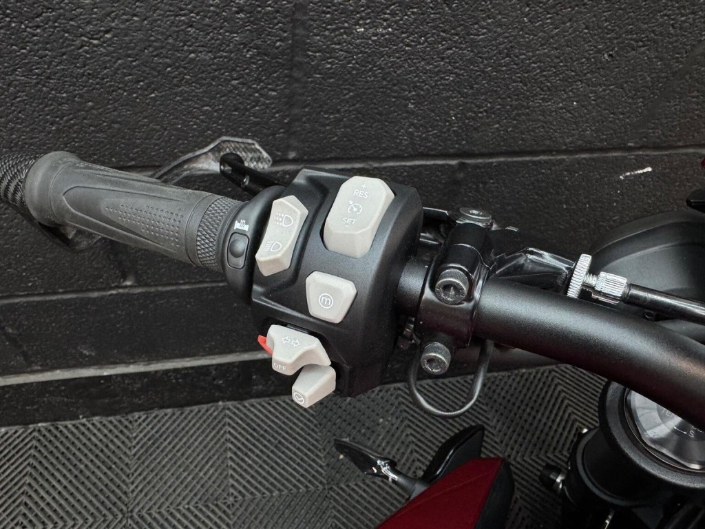 TRIUMPH STREET TRIPLE 765