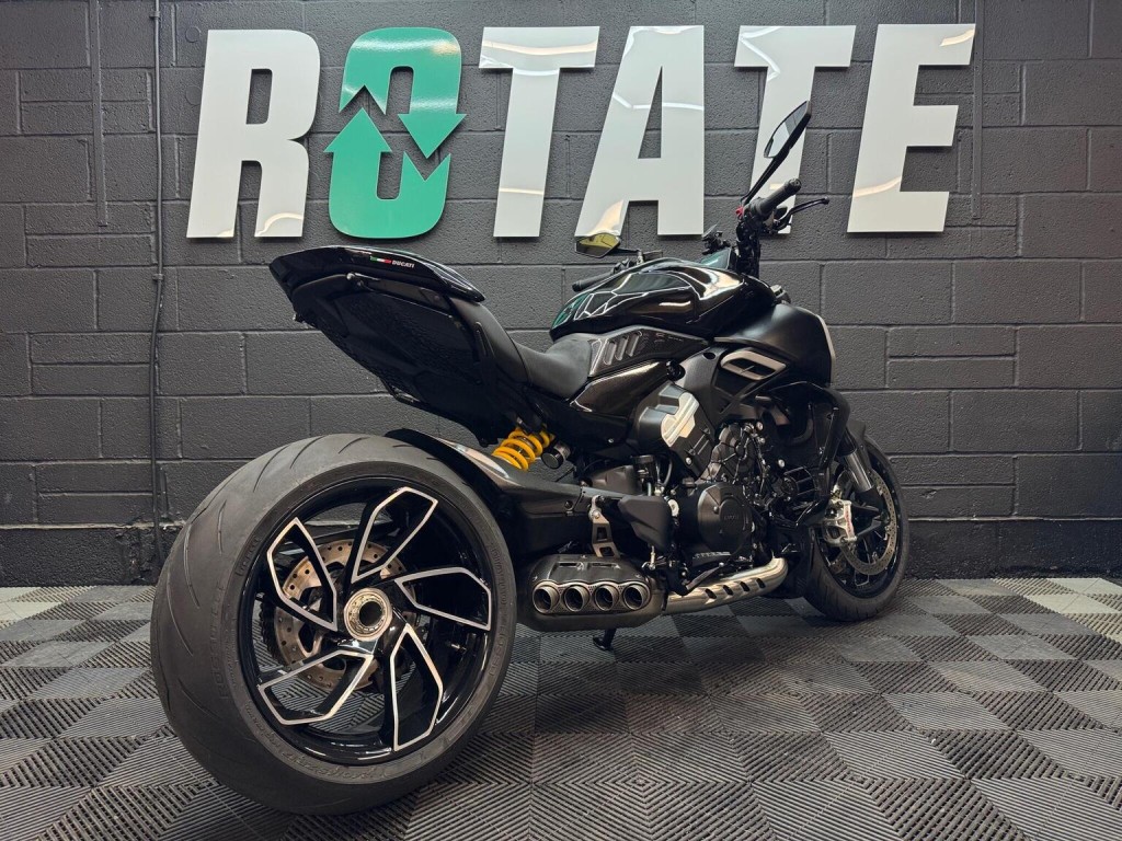 DUCATI DIAVEL V4