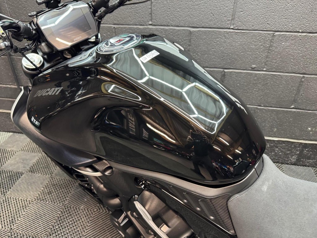 DUCATI DIAVEL V4