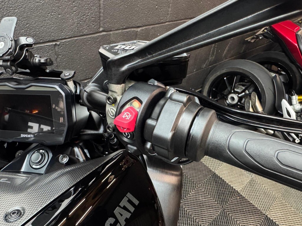 DUCATI DIAVEL V4
