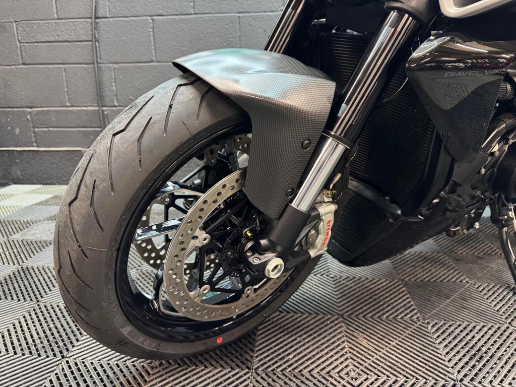 DUCATI DIAVEL V4