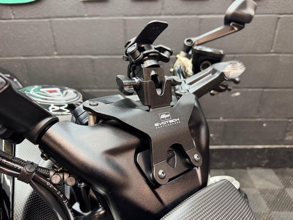DUCATI DIAVEL V4