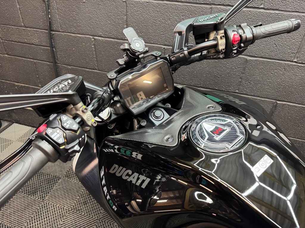 DUCATI DIAVEL V4