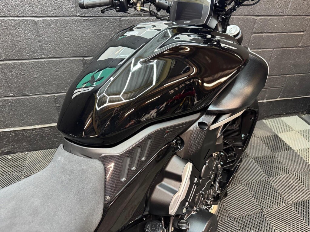 DUCATI DIAVEL V4