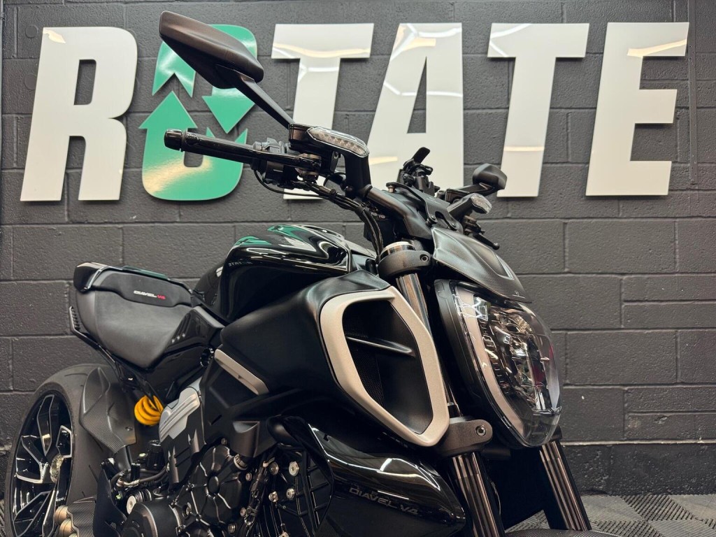 DUCATI DIAVEL V4