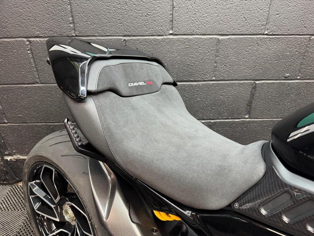DUCATI DIAVEL V4