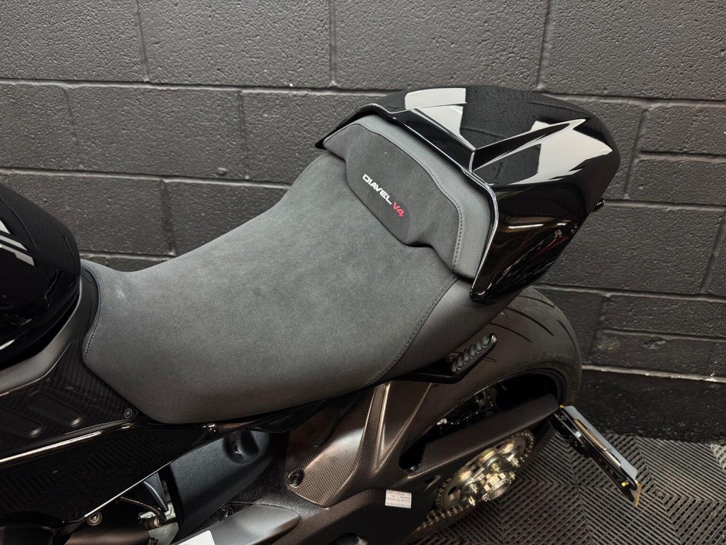 DUCATI DIAVEL V4