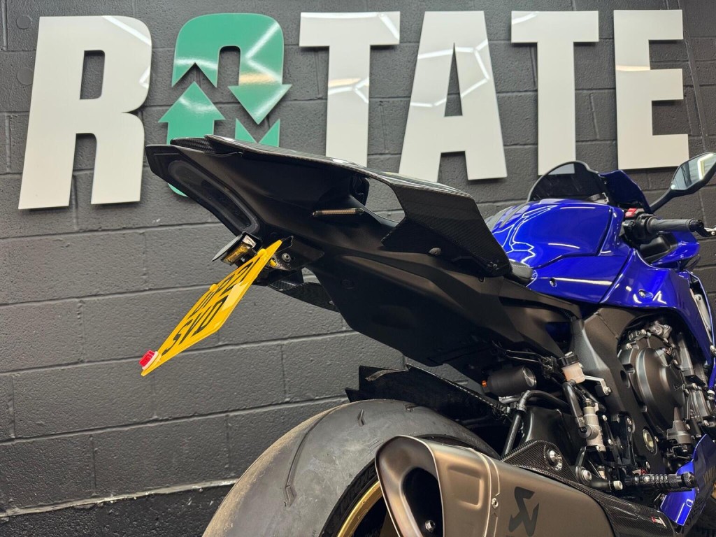 YAMAHA R1