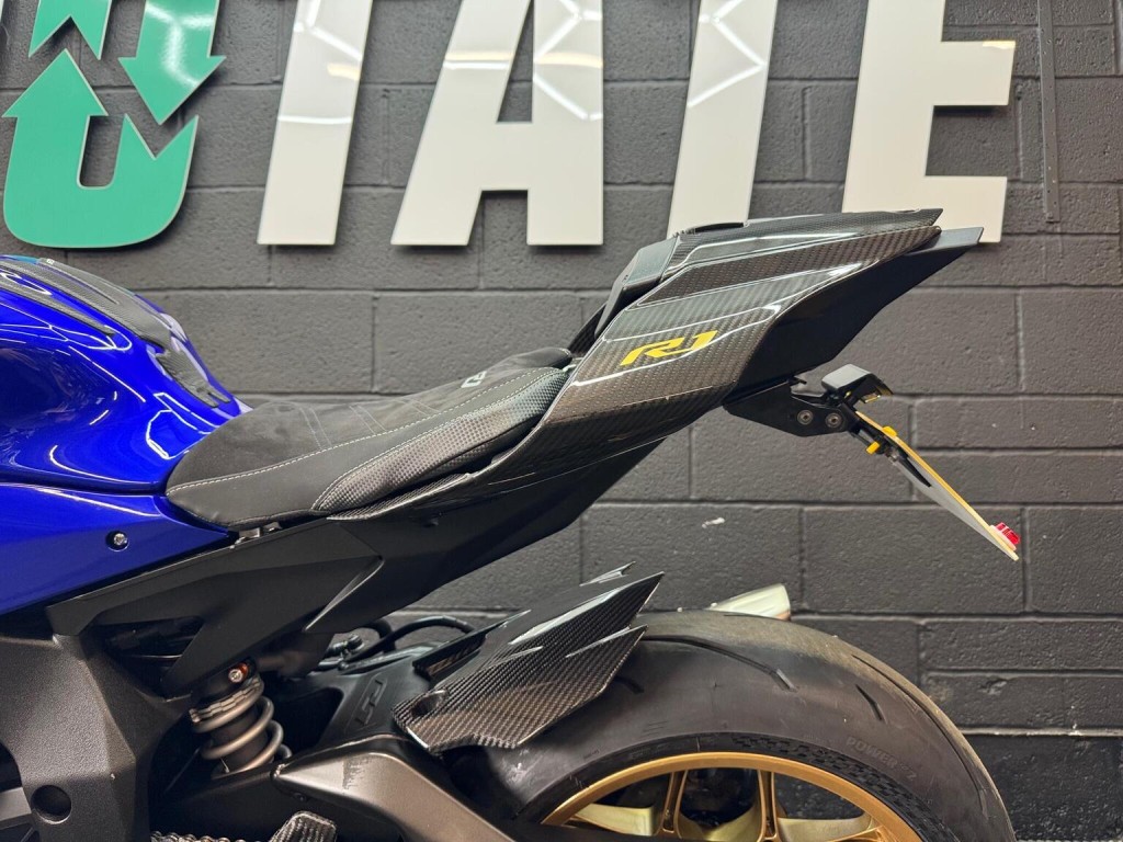 YAMAHA R1