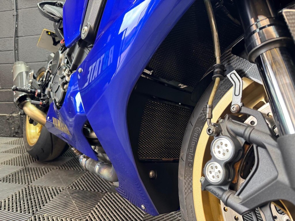 YAMAHA R1