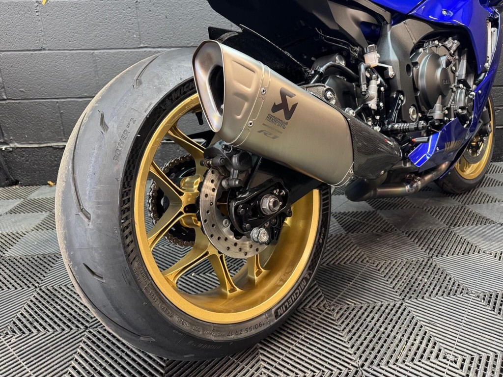 YAMAHA R1