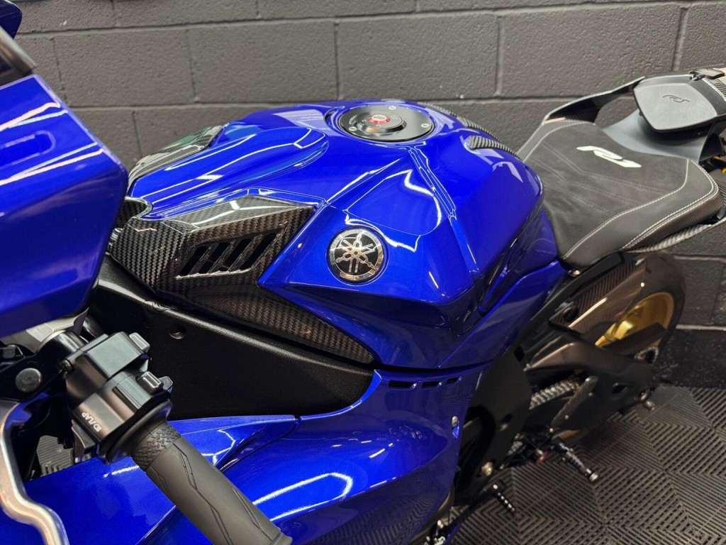 YAMAHA R1