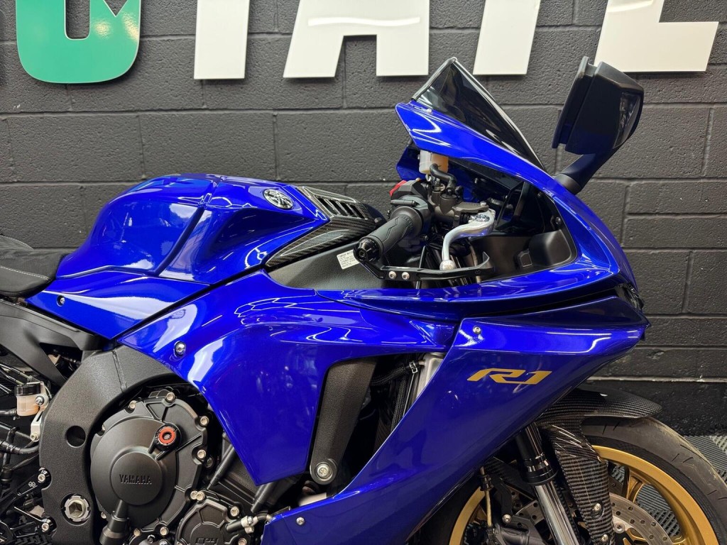 YAMAHA R1