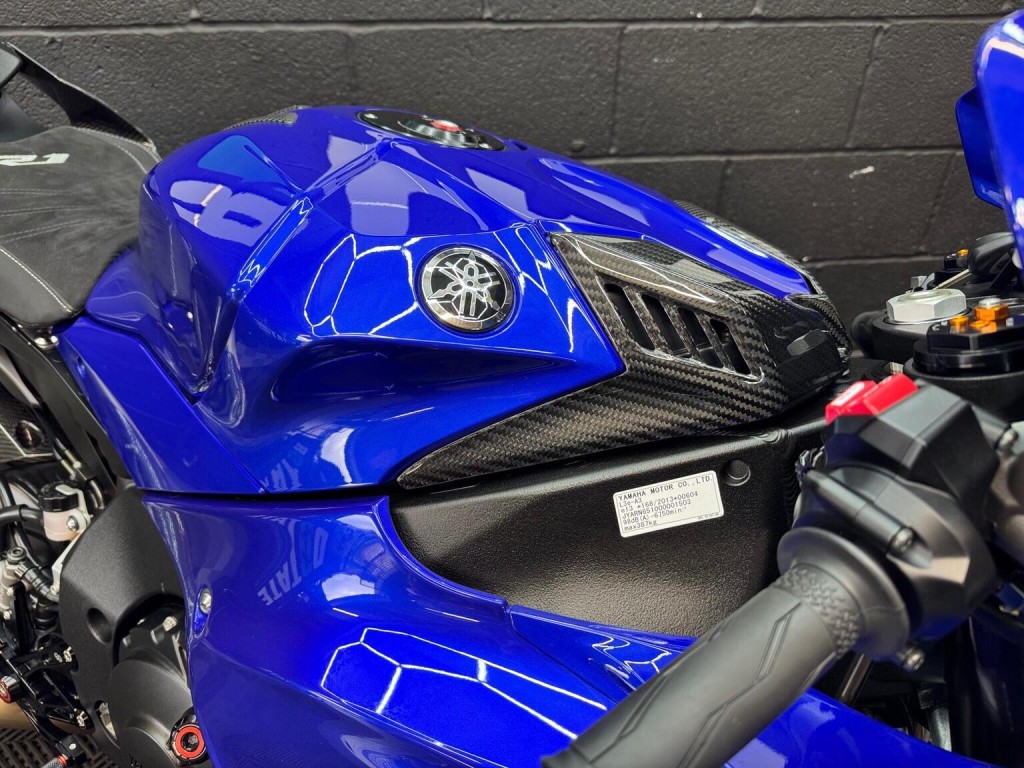 YAMAHA R1