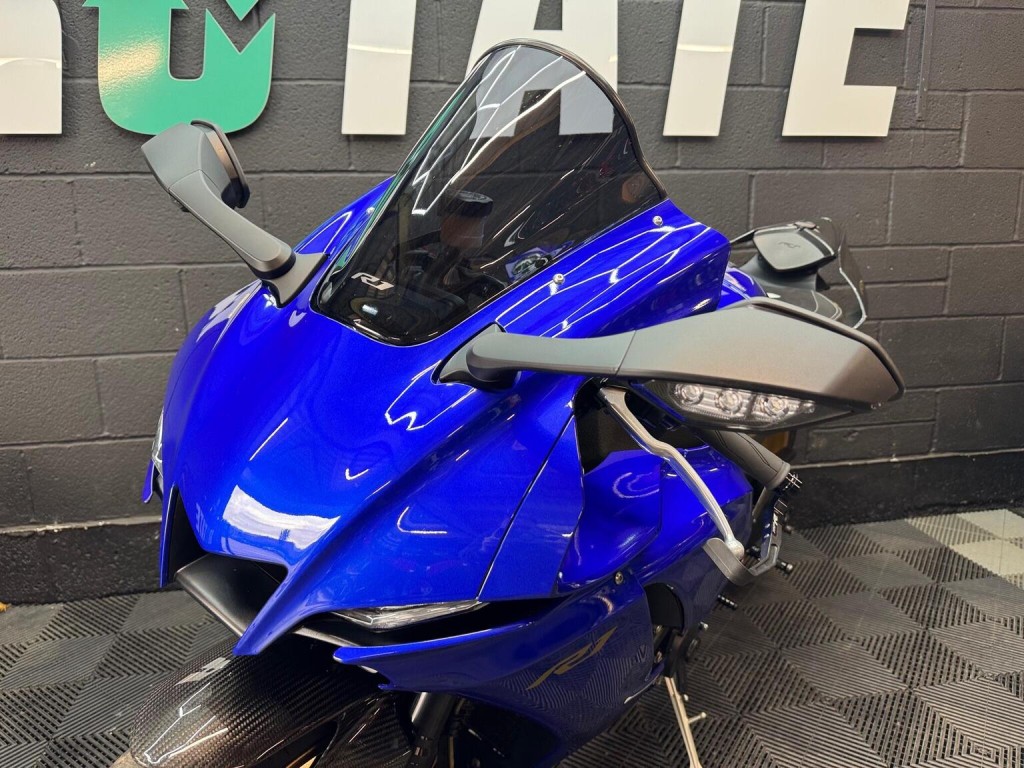 YAMAHA R1