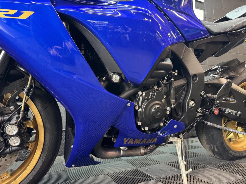 YAMAHA R1