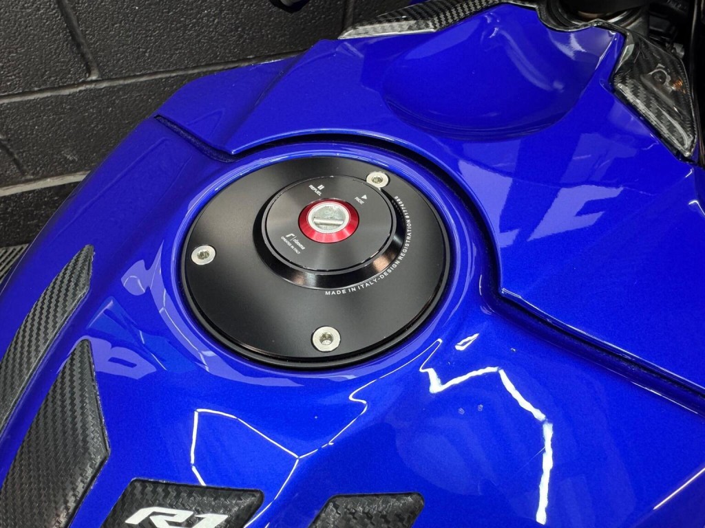 YAMAHA R1