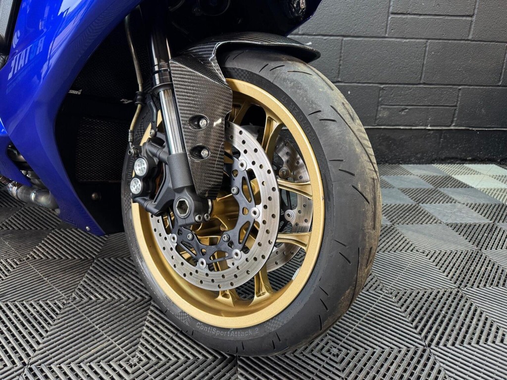 YAMAHA R1