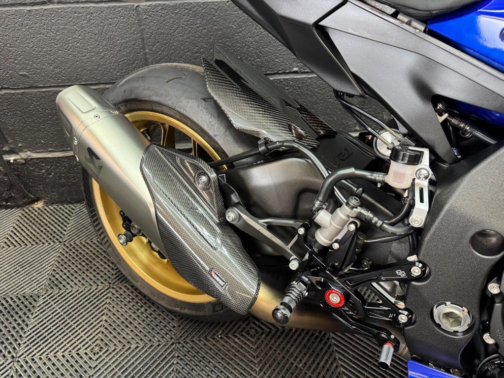 YAMAHA R1