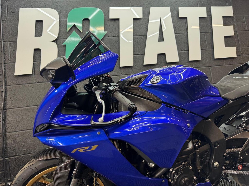 YAMAHA R1