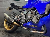 YAMAHA R1