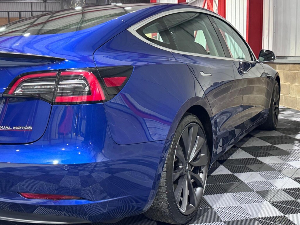 TESLA MODEL 3