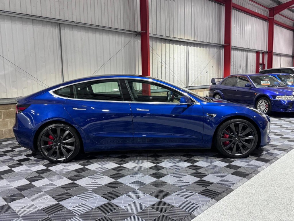 TESLA MODEL 3