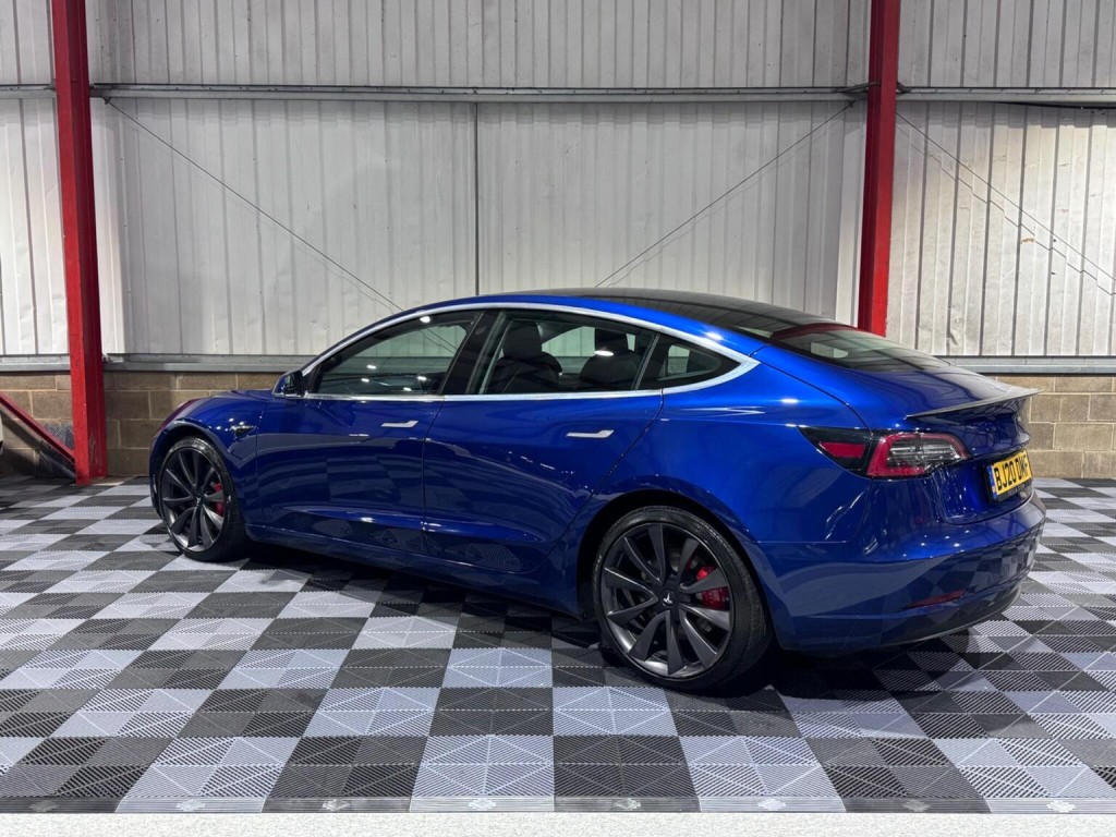 TESLA MODEL 3