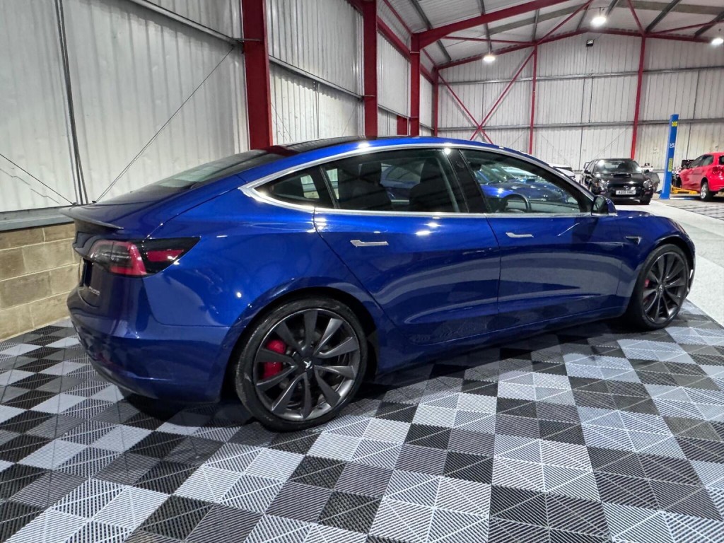 TESLA MODEL 3